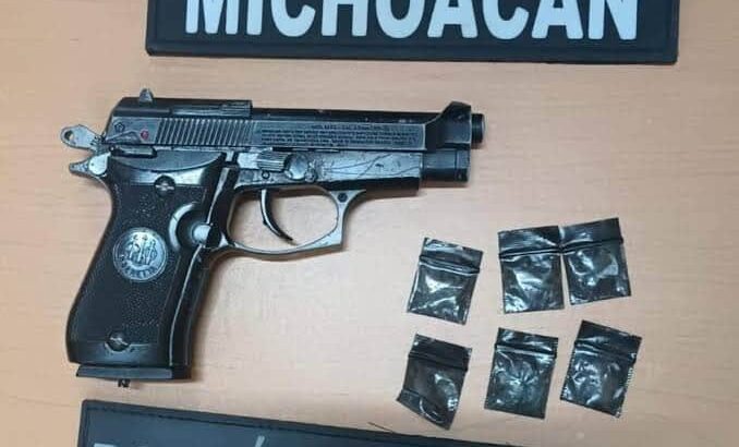 Policías detienen presunto narcomenudista con una réplica de pistola, en Zamora