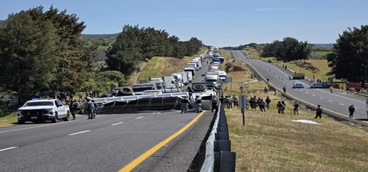 Vuelca camión de la Guardia Nacional en autopista de Michoacán; hay 3 muertos y más de 20 lesionados