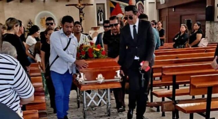 Dan último adiós a reportero asesinado en Michoacán