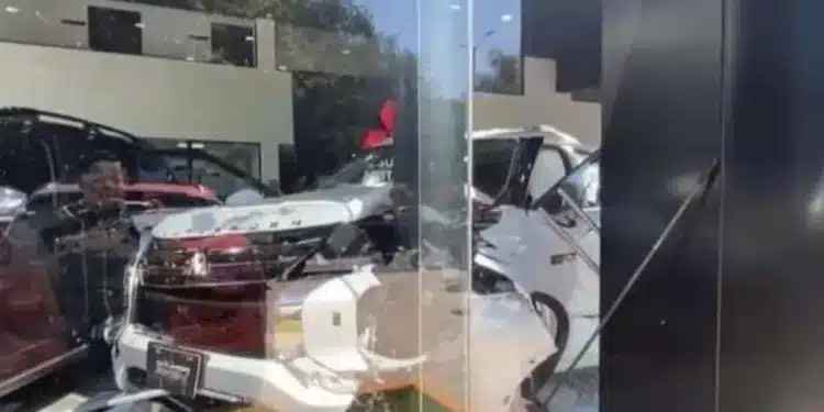 Destrozó camioneta del año antes de salir de la agencia Destrozó camioneta del año antes de salir de la agencia