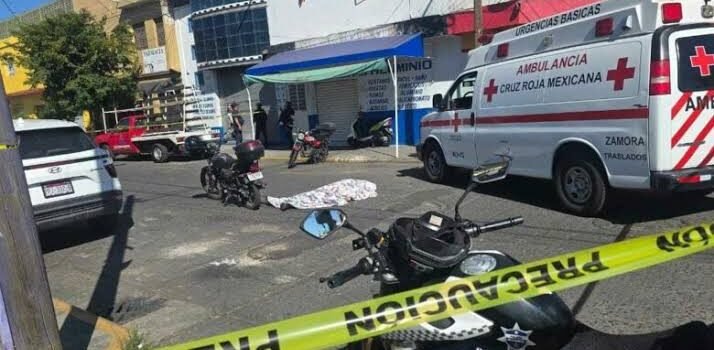 Adulto mayor muere de un infarto arriba de su moto en Zamora