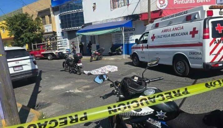 Adulto mayor muere de un infarto arriba de su moto en Zamora