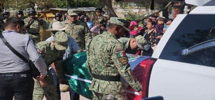 Dan último adiós a soldado caído en Michoacán