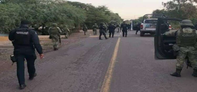 Policías municipales y civiles armados se enfrentan a balazos en Parácuaro, Michoacán