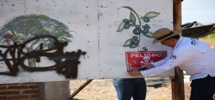 Colocan letreros para advertir sobre artefactos explosivos en Michoacán