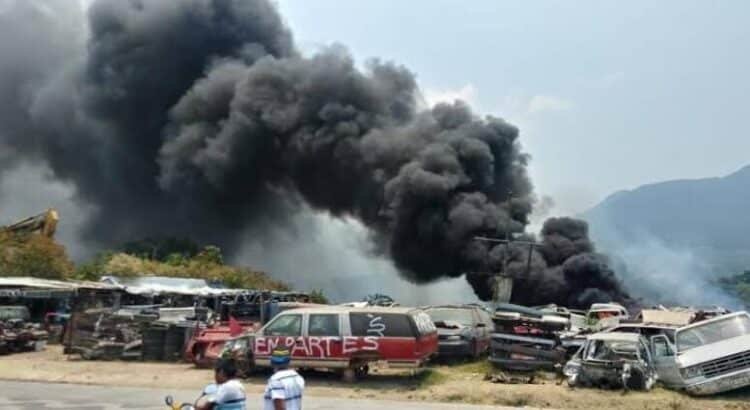 Incendio consume varios vehículos en deshuesadero de Zamora