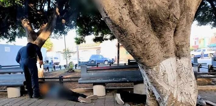 Hallan dos ejecutados, con narcomensaje, en plaza de Zamora