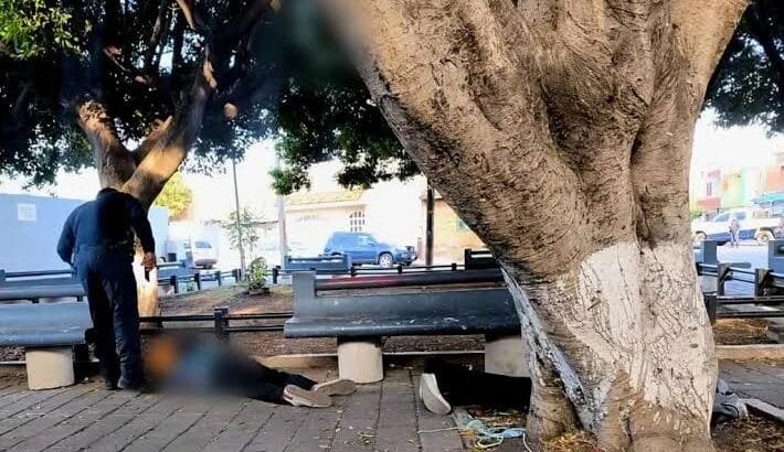 Hallan dos ejecutados, con narcomensaje, en plaza de Zamora