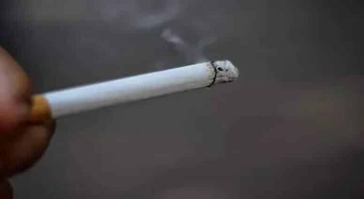 Hasta cinco personas al día fallecen por consumo de tabaco en Michoacán