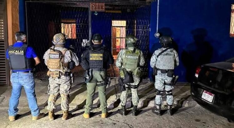 Detienen a 3 y aseguran droga durante cateo en Morelia