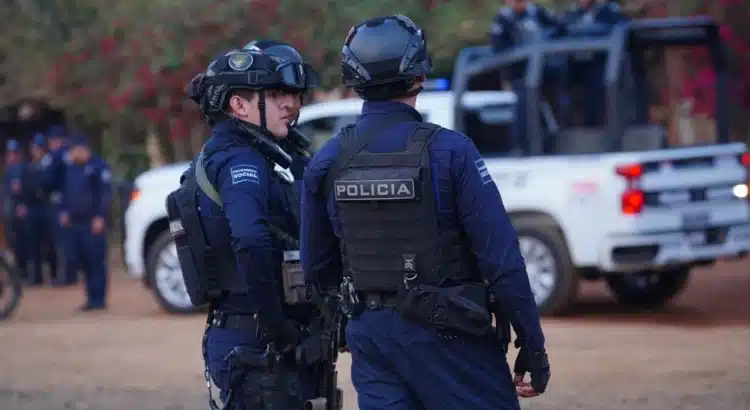 Policía estatal de Michoacán exige pago de incremento salarial