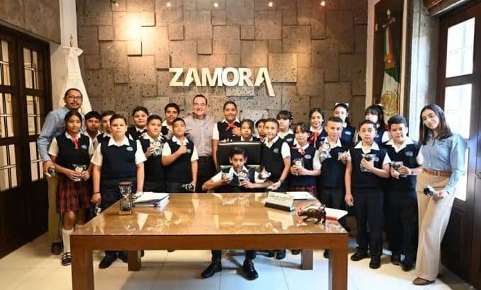 Se reúne Carlos Soto con niños para compartir experiencias