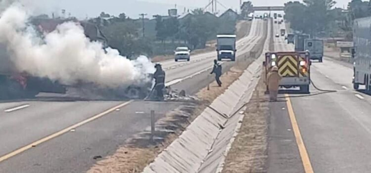 Detienen a dos hombres por bloqueos carreteros en Michoacán Detienen a dos hombres por bloqueos carreteros en Michoacán