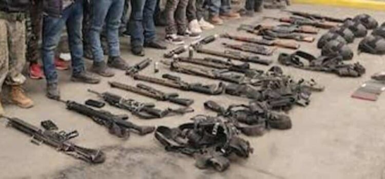 Defensa detiene a 17 sicarios en Zinapécuaro, Michoacán; les incautaron 14 armas largas