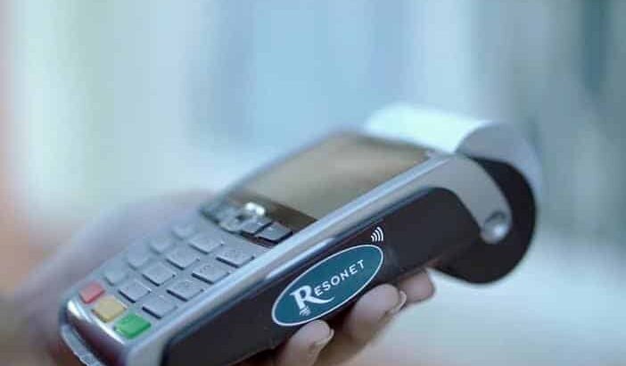 Zamora promueve el uso de terminales para pago con tarjeta en taxis