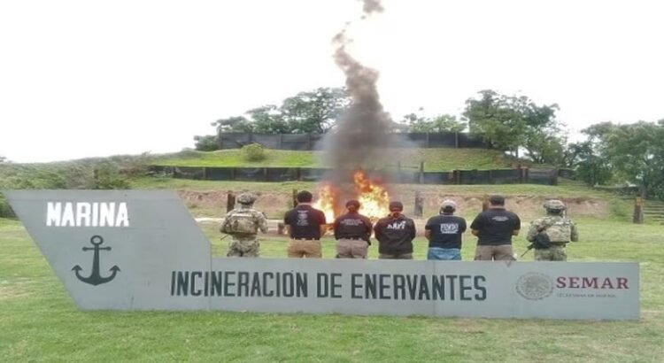 Marina incinera más de una tonelada de clorhidrato de cocaína asegurada en Michoacán Marina incinera más de una tonelada de clorhidrato de cocaína asegurada en Michoacán