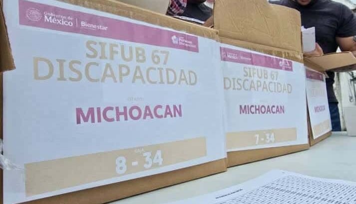 Entregan tarjetas del Bienestar para personas con discapacidad en Michoacán