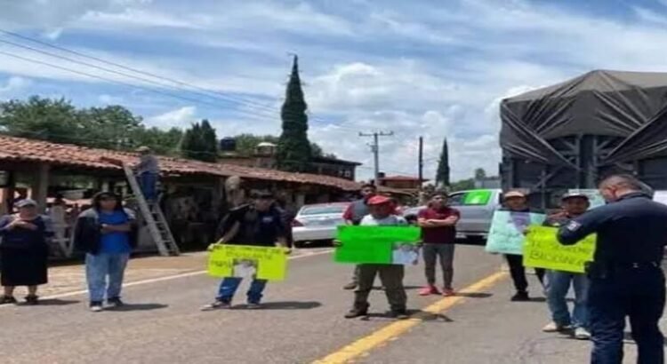 Bloquean carretera en Michoacán por desaparición de abuelito Bloquean carretera en Michoacán por desaparición de abuelito