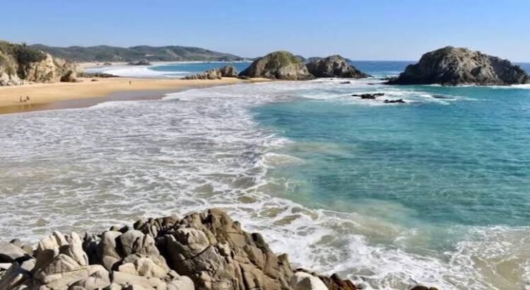 Bedolla cuestiona estudio de Cofepris sobre seis playas contaminadas en Michoacán