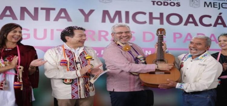 Michoacán entrega a estudiantes 10 mil guitarras de artesanos de Paracho Michoacán entrega a estudiantes 10 mil guitarras de artesanos de Paracho