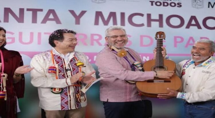 Michoacán entrega a estudiantes 10 mil guitarras de artesanos de Paracho