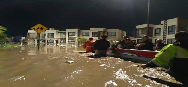 Intensa lluvia deja viviendas inundadas y vehículos varados en La Piedad, Michoacán