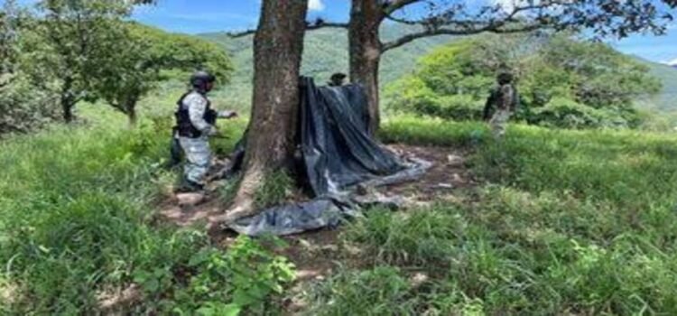 Caen tres presuntos ‘halcones’ del CJNG en Michoacán; les aseguran drogas y armas