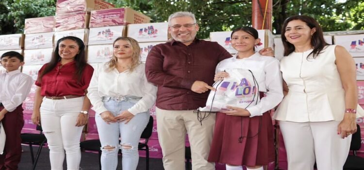Arrancó entrega de tenis a secundarias de Michoacán