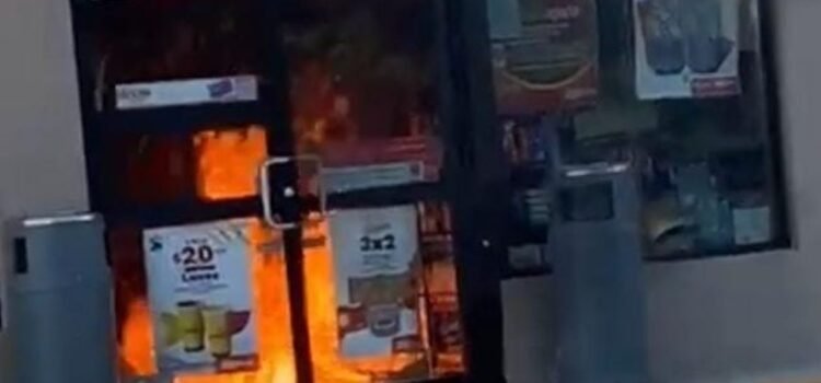 Incendian OXXO con bomba molotov en Zamora
