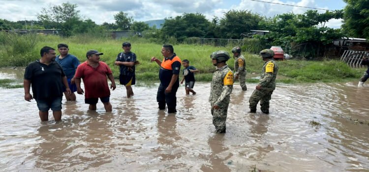 Defensa rescata a 164 personas tras fuertes lluvias en Buenavista, Michoacán