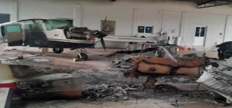Incendian avioneta en autopista privada de Parácuaro, Michoacán; Fiscalía atribuye el ataque al CJNG