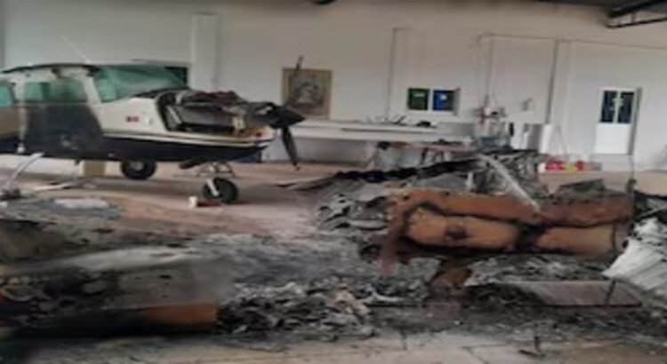 Incendian avioneta en autopista privada de Parácuaro, Michoacán; Fiscalía atribuye el ataque al CJNG