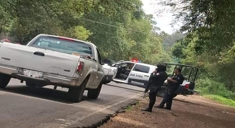 Sujetos armados balean autos y bloquean carretera Pátzcuaro-Tzintzuntzan