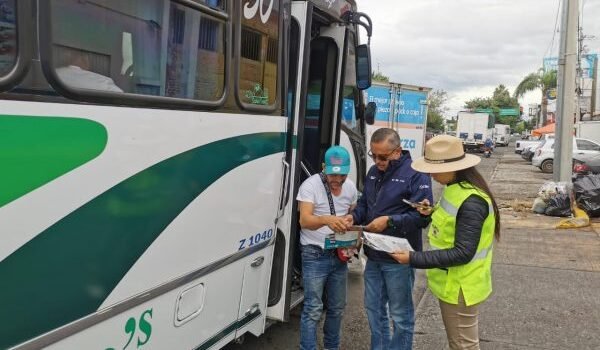 Refuerzan operativos de ordenamiento del transporte público en Zamora