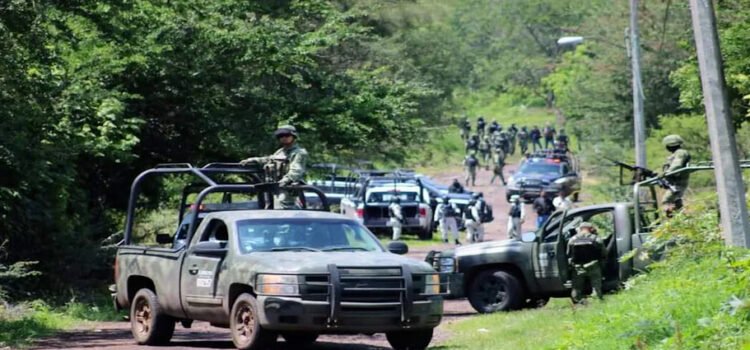 Enfrentamiento entre civiles armados y policías deja dos muertos en Michoacán Enfrentamiento entre civiles armados y policías deja dos muertos en Michoacán