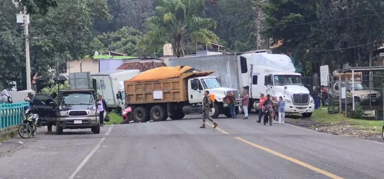 Campesinos michoacanos bloquean tramos carreteros por tercer día consecutivo