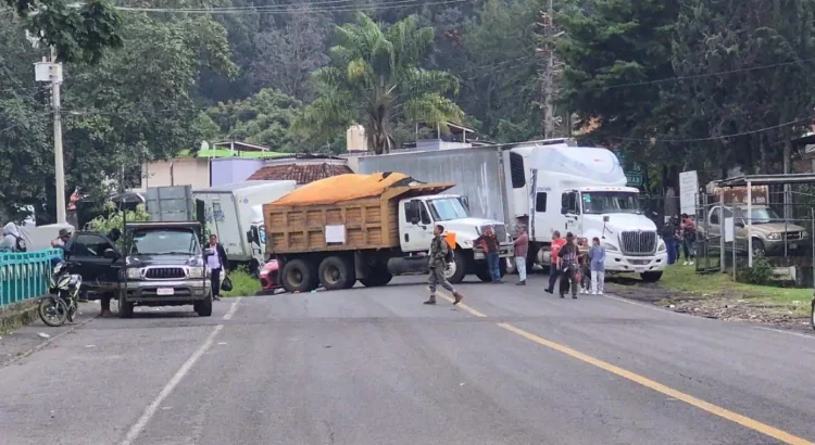 Campesinos michoacanos bloquean tramos carreteros por tercer día consecutivo