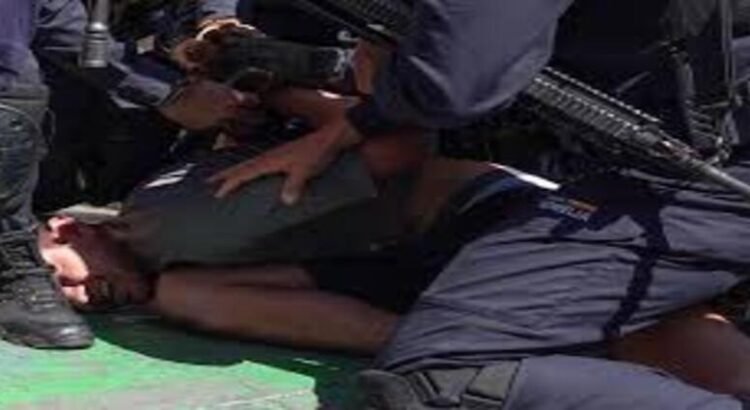 Guardia Civil somete a joven que intentó ingresar con marihuana al Congreso de Michoacán