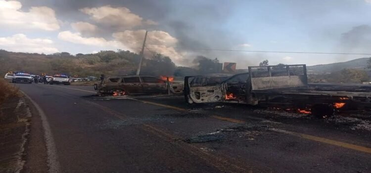 Ataque armado durante toma de carretera en Michoacán deja una joven muerta