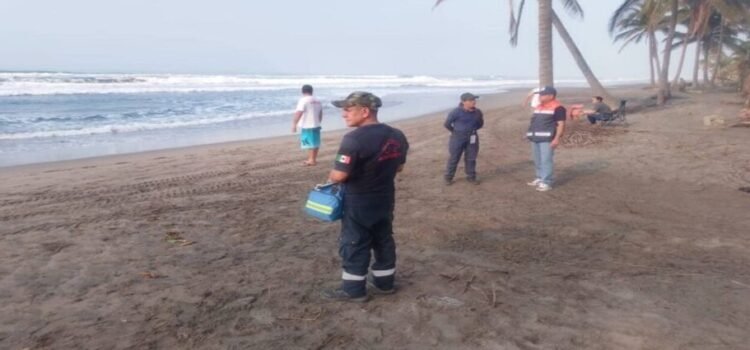 Alumno de prepa se lanza al mar para rescatar a su compañera y desaparece en Michoacán