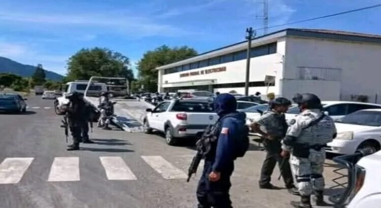 Huyen policías municipales tras operativo de fuerzas federales en Ario Huyen policías municipales tras operativo de fuerzas federales en Ario