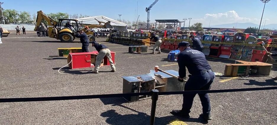 Destruyen 803 máquinas tragamonedas en Michoacán