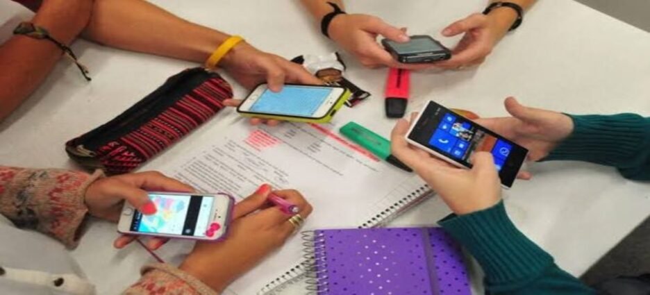 Plantean analizar uso de celulares por niños y adolescentes en Michoacán