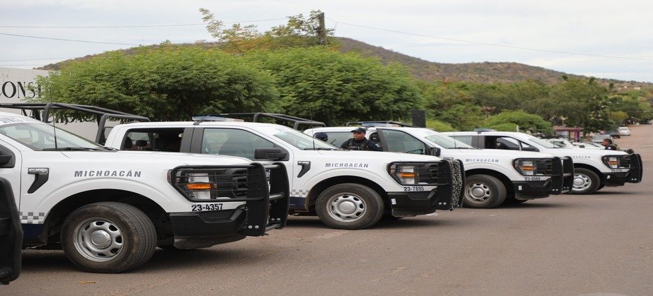 Captan en video ingreso de policías de Jalisco a territorio de Michoacán; agreden a pobladores y queman puesto de mando de municipales