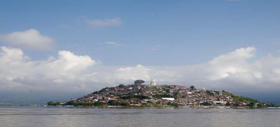 Hallan tres nuevos manantiales que podrían revitalizar el lago de Pátzcuaro