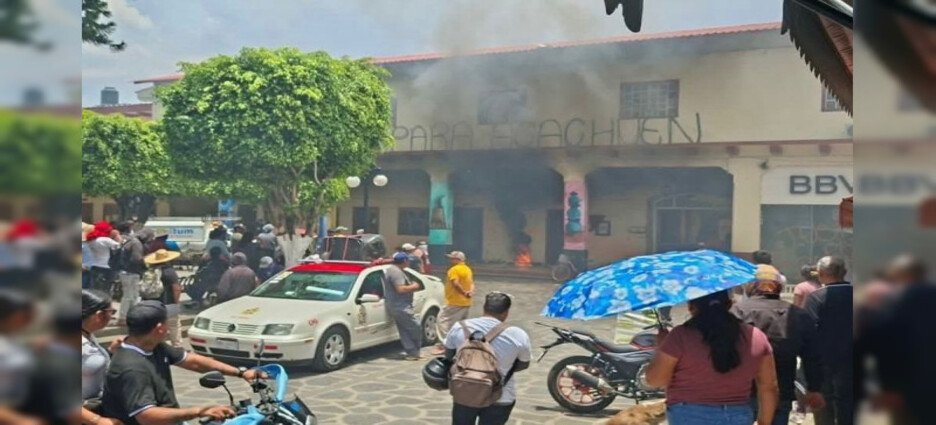 Comunidades indígenas protestan en Chilchota; incendian vehículos y causan daños en alcaldía