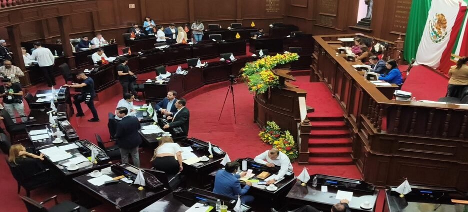 Congreso de Michoacán aprueba reforma electoral en medio de protestas de “La Sombreriza”