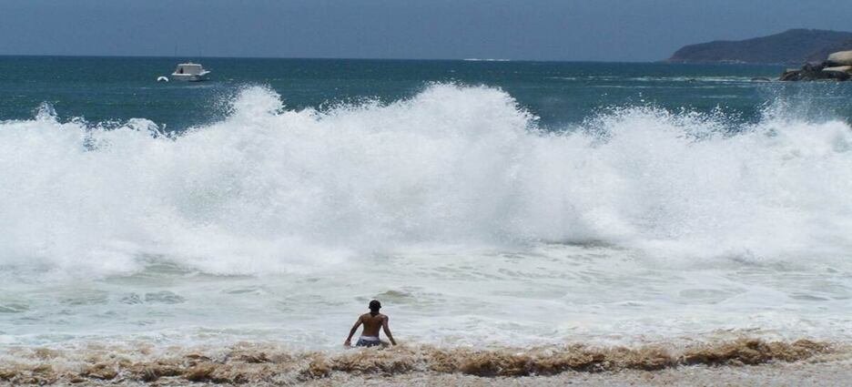 Mar de fondo cobra la vida de dos personas en playas de Michoacán