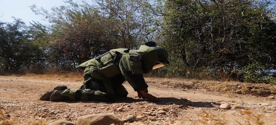 Minas y drones del crimen organizado complican el desminado en Michoacán