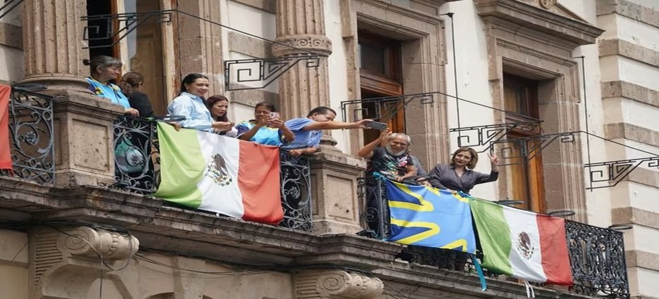 Bandera de la comunidad sorda es colocada en el Congreso de Michoacán